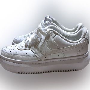 2022 Nike Court Vision Alta sneaker. White
Uptown’s Women’s Size 7.5